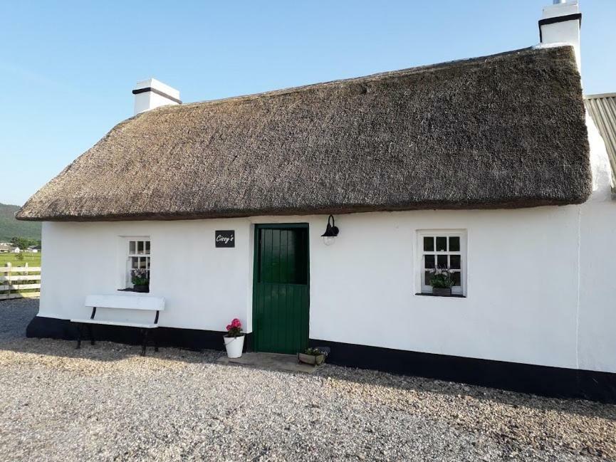 Cissy'S Cottage - Traditional Thatched Cottage, Near To Beach Aghanloo Zewnętrze zdjęcie